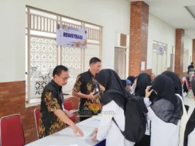 Peserta CPNS melakukan registrasi sebelum tes SKD di Gedung Islamic Center, Kota Malang.(blok-a.com/Yogga Ardiawan)