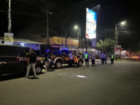 Teks: Apel persiapan patroli malam Minggu di halaman Mapolres Mojokerto Kota.(dokumen Polres)