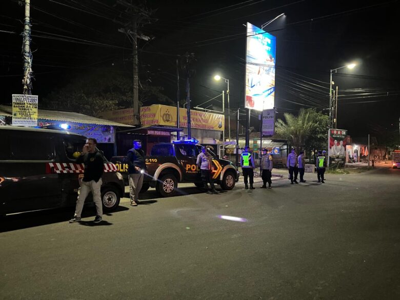 Teks: Apel persiapan patroli malam Minggu di halaman Mapolres Mojokerto Kota.(dokumen Polres)