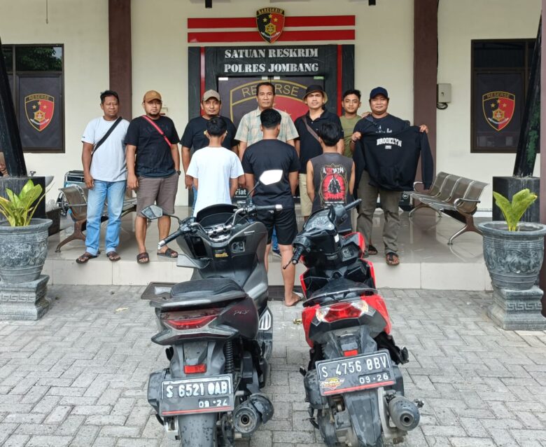 Teks : Tiga pelaku pengeroyokan yang berhasil diamankan polres Jombang.(dokumen Polres)