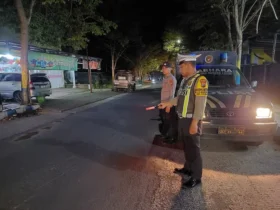 Olah TKP kecelakaan antara dua sepeda motor di Jalan Raya Pasar Glenmore, Minggu (3/11/2024). (Dok. Kanitlantas Polsek Kalibaru)