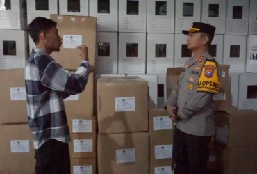 Kapolres Mojokerto kota tinjau gudang logistik KPU.(dokumen Polres)