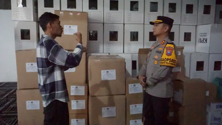 Kapolres Mojokerto kota tinjau gudang logistik KPU.(dokumen Polres)