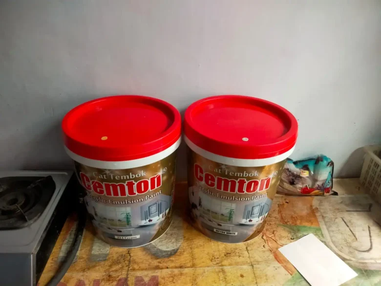 Jual cat tembok bermerek Camton Acrylic Emulsion Paint" palsu, berkapasitas 18 Kg, per galon, marak terjadi di Banyuwangi, Senin (4/11/2024).(blok-a.com/Kuryanto)
