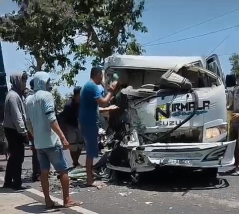 Piket lantas Polsek Gambiran saat evakuasi lakalantas antara mobil Pikup kontra Truk Mitsubishi, di Jalan Raya Kesilir-Pesanggaran, Senin (4/11/2024).(dok. Kanitlantas Polsek Gambiran untuk blok-a.com)