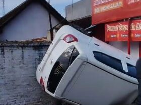 Kondisi mobil Daihatsu Ayla putih yang terbalik di parit Jalan Raya Genteng-Rogojampi, Kecamatan Genteng, Banyuwangi, Selasa (5/11/2024).(blok-a.com/Kuryanto)