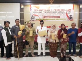 Sejumlah Petugas Pengawas saat dilantik dan menggunakan kostum pejuang.