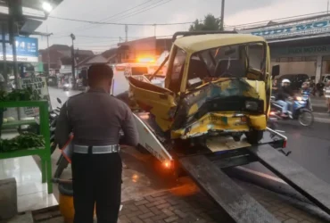 TKP Kecelakaan di Jalan Raya Desa Saptorenggo, Kecamatan Pakis, Kabupaten Malang.