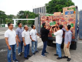 Teks foto : PG Sekaligus kordinator Satgas Bencana Nasional BUMN Wilayah Jatim memberangkatkan bantuan untuk korban erupsi gunung Lewotobi laki-laki di Kab. Flores Timur NTT.
