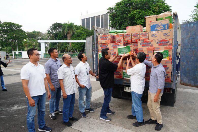 Teks foto : PG Sekaligus kordinator Satgas Bencana Nasional BUMN Wilayah Jatim memberangkatkan bantuan untuk korban erupsi gunung Lewotobi laki-laki di Kab. Flores Timur NTT.