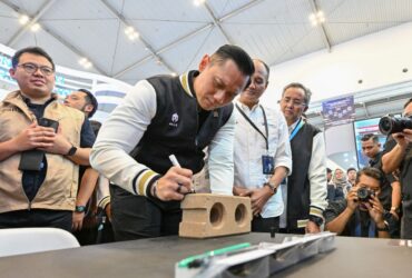 Teks foto : Menteri Koordinator Bidang Infrastruktur dan Pembangunan Kewilayahan, Agus Harimurti Yudhoyono membubuhkan tanda tangan pada produk Precise Interlock Brick SIG di stan pameran SIG dalam acara Konstruksi Indonesia 2024 di ICE BSD City, Tangerang, Banten, pada Rabu (6/11/2024).