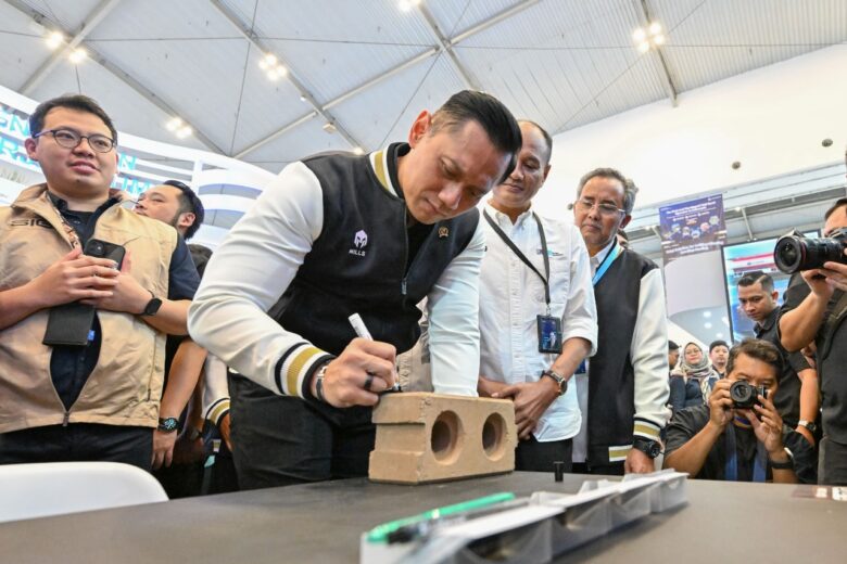 Teks foto : Menteri Koordinator Bidang Infrastruktur dan Pembangunan Kewilayahan, Agus Harimurti Yudhoyono membubuhkan tanda tangan pada produk Precise Interlock Brick SIG di stan pameran SIG dalam acara Konstruksi Indonesia 2024 di ICE BSD City, Tangerang, Banten, pada Rabu (6/11/2024).