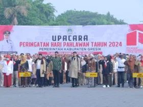 Para peserta mengenakan busana bernuansa kepahlawanan dalam Apel pagi di Halaman Pemkab Gresik, Senin (11/11/2024).