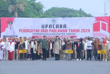 Para peserta mengenakan busana bernuansa kepahlawanan dalam Apel pagi di Halaman Pemkab Gresik, Senin (11/11/2024).