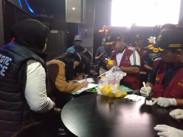 Razia narkoba di tempat hiburan malam Tuban.
