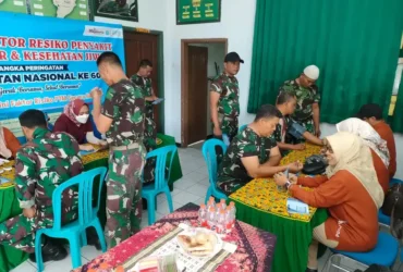 Pemeriksaan gratis yang digelar Koramil Trawas dengan UPTD Puskesmas setempat.(dokumen Kodim 0815)