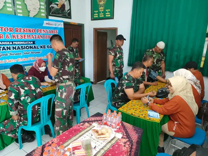 Pemeriksaan gratis yang digelar Koramil Trawas dengan UPTD Puskesmas setempat.(dokumen Kodim 0815)