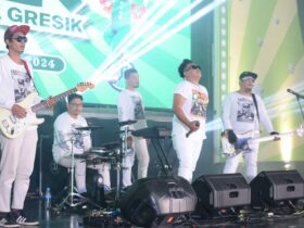 Teks foto : Personil band Hollycoustic dari kiri, Pongky (Gitar), Rizki (Drum), Artur (Keyboard), Jordan (Vocal) dan Baba (Bass). (blok-a.com/ivan)