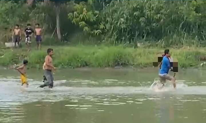 Teks foto : Proses evakuasi Dua bocah yang ditemukan tewas tenggelam di Waduk Desa Hulaan, Kecamatan Menganti, Gresik.