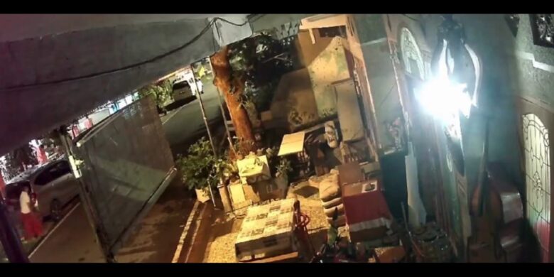 Maling Ban Serep Terekam CCTV di Jalan Lembang Klojen Malang