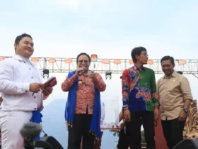 Pjs Bupati Mojokerto bersama komisioner KPU kabupaten Mojokerto dan komisioner KPU provinsi dalam acara sosialisasi pilkada di Paseban Agung Trawas.(blok-a.com/Syahrul Wijaya)