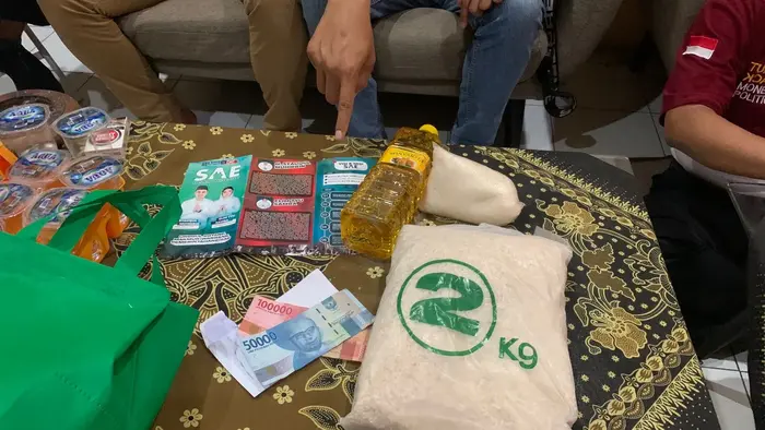 BB sembako dan uang tunai yang dibagikan kepada warga Kota Blitar di masa tenang. (blok-a.com/Fajar)