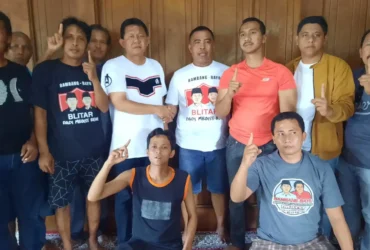 Tim Alap-alap Jokowi bersama calon Wali Kota Blitar Bambang Rianto di kediamannya. (blok-a.com/Fajar)