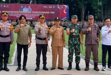 Apel Pergeseran Pasukan Pengamanan Tempat Pemungutan Suara (TPS) di Alun-Alun Bojonegoro, Selasa (26/11/2024).