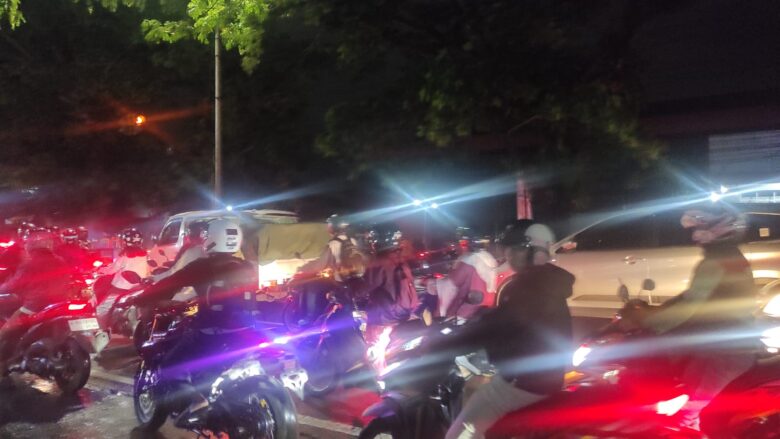 Kemacetan akibat kecelakaan di Jalan Raya Singosari, Kecamatan Singosari, Kabupaten Malang (blok-a.com/ Lionita)