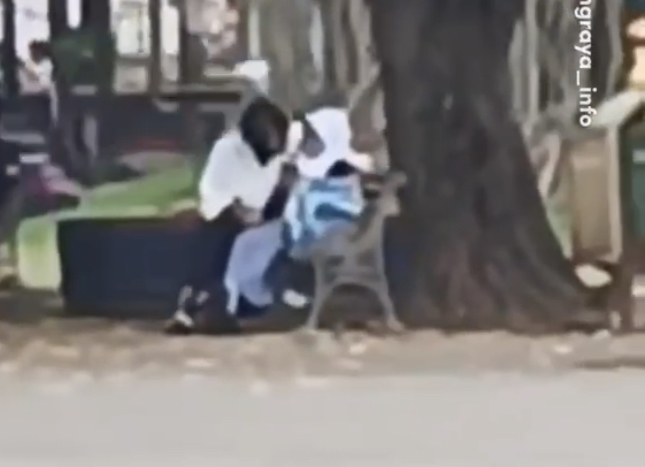 Sejoli di Alun-Alun Kota Malang Masih Sempat Mesum saat Didatangi Satpol PP