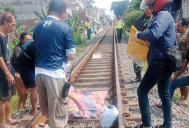 Seorang Wanita di Kota Malang Tewas Tertabrak Kereta Api Diduga Bunuh Diri Jumat , 1 September 2024 Kota Malang; Seorang wanita tewas usai tertabrak kereta api yang sedang melintas di perlintasan rel kereta Jalan Batanghari (Utara Bakso Presiden) ,Kelurahan Rampal Celaket, Kecamatan Klojen, Kota Malang. Diduga wanita tersebut sengaja mengakhiri hidupnya dengan cara tragis Identitas korban bernama Sri Ani (55) warga Jalan Brigjen Slamet Riadi gang 10, Kekurahan Oro Oro Dowo, Kecamatan Klojen, Kota Malang Koordinator Satkom RJT Kota Malang Achmad Rokyatul mengatakan, berdasarkan keterangan warga sekitar kejadian ini diketahui sekitar pukul 08.30 WIB dan korban tertabrak KA Pertamina dari arah selatan ke utara. "Tim ambulan Satkom RJT Kota Malang mendapatkan laporan sekitar pukul 08.30 WIB, kalau ada seorang wanita tertabrak kereta api Pertamina di utara bakso Presiden," ujar Yatul kepada awak media, Jumat (1/11/2024). Sesampainya dilokasi, tim ambulan Satkom RJT Kota Malang membantu evakuasi tubuh korban untuk dibawah ke kamar jenazah RSSA Kota Malang untuk di visum. "Korban kita evakuasi sekitar pukul 08.45 WIB, dibawa ke kamar jenasah RSSA Kota Malang untuk dimitakan visum, terkait kronologi kami tidak berani mengatakan karena wewenang kepolisian," tukasnya.