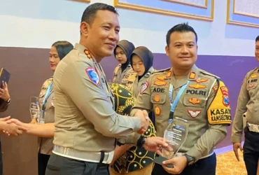 Dirlantas Poda Jatim Kombes Pol Komarudin saat memberikan penghargaan kepada Kasatlantas Polres Magetan AKP Ade Andini pada (26/9) lalu.