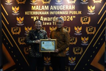 Pjs Bupati Mojokerto Akhmad Jazuli menerima piagam penghargaan diajang KI Awards 2024.(dokumen Kominfo)