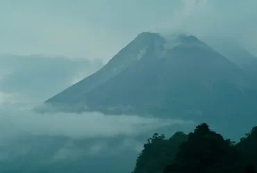 Gunung Merapi di film Monisme.(dok. Bioskop Online)