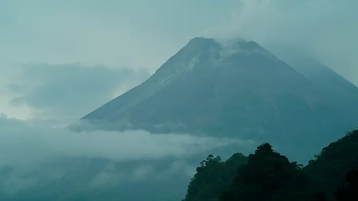 Gunung Merapi di film Monisme.(dok. Bioskop Online)