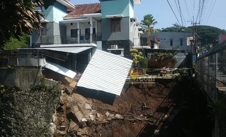 Longsor di Jalan Memberamo 1, dekat Jembatan Ngujil, Kelurahan Bunulrejo, Kecamatan Blimbing, Kota Malang.