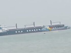 Kapal kargo bertuliskan Sea Dragon Marine Taicang diduga menabrak dua kapal yang sedang berlabuh di perairan Gresik akibat sistem kemudi kapal mengalami blackout.(blok-a.com/ivan)