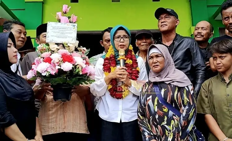 Perwakilan FMPN secara simbolis memberikan bunga sebagai wujud rasa terima kasih dan dukungannya kepada Rini Syarifah calon Bupati Blitar nomor 02.(blok-a.com/Fajar)