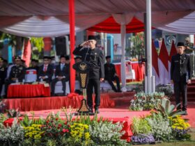 Sekda Jember memimpin upacara Hari Jadi ke-79 Provinsi Jawa Timur, Sabtu (12/10/2024). (Diskominfo Jember for blok-a.com)