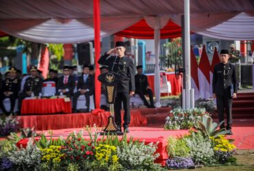Sekda Jember memimpin upacara Hari Jadi ke-79 Provinsi Jawa Timur, Sabtu (12/10/2024). (Diskominfo Jember for blok-a.com)