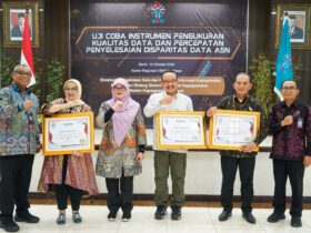 Pemkab Jember menerima piagam penghargaan dari BKN Surabaya, Senin (14/10/2024). (Foto: Diskominfo Jember for blok-a.com)