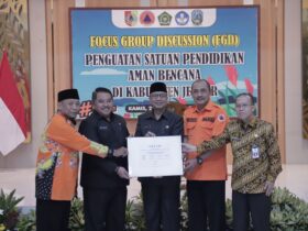 Pjs Sekda Jember menunjukkan komitmen kolaborasi instansi dalam SPAB yang telah ditandatangani bersama, Kamis (21/11/2024). (Foto: Diskominfo Jember untuk blok-a.com)