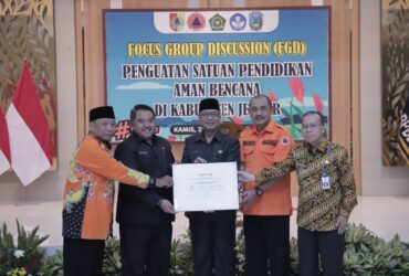 Pjs Sekda Jember menunjukkan komitmen kolaborasi instansi dalam SPAB yang telah ditandatangani bersama, Kamis (21/11/2024). (Foto: Diskominfo Jember untuk blok-a.com)