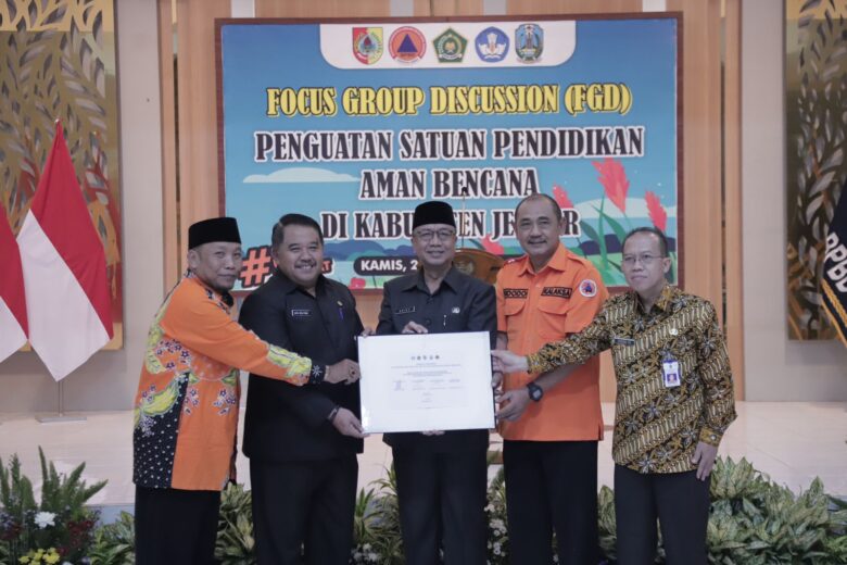 Pjs Sekda Jember menunjukkan komitmen kolaborasi instansi dalam SPAB yang telah ditandatangani bersama, Kamis (21/11/2024). (Foto: Diskominfo Jember untuk blok-a.com)