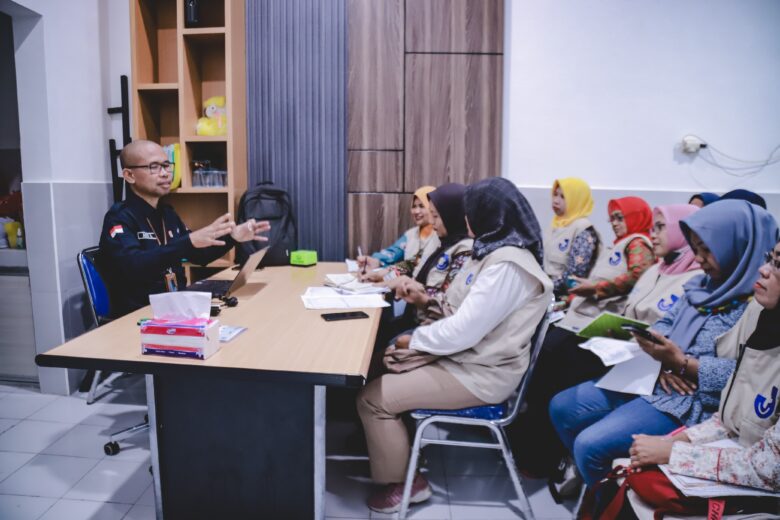 Poerwahjoedi mewawancarai Tim TPPS, Selasa (19/11/2024). (Foto: Diskominfo Jember untuk blok-a.com)