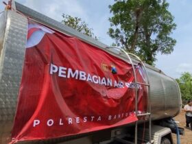 Pendistribusian air bersih di Desa Sumbergondo, Kecamatan Wongsorejo, Kamis (28/11/2024).(blok-a.com/Kuryanto)