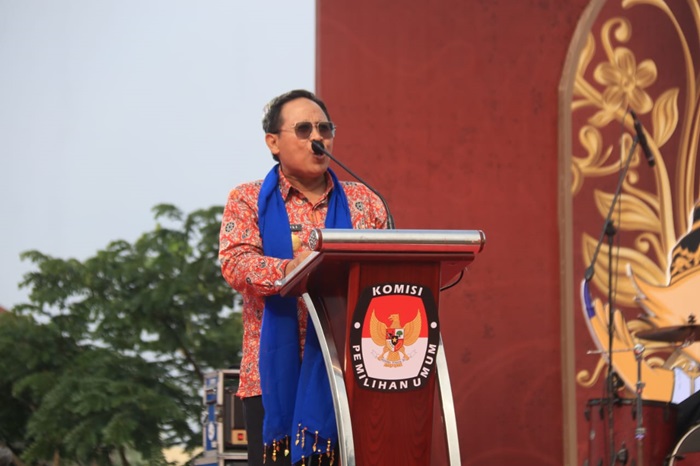 Pjs Bupati Mojokerto Akhmad Jazuli saat memberikan sambutan dalam acara sosialisasi pilkada serentak 2024.(blok-a.com/Syahrul Wijaya)