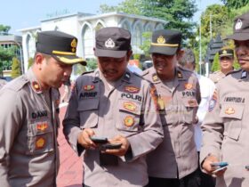 Wakapolres Gresik, Kompol Danu Anandhita Kuncoro Putro sidak hp anggotanya, senin (4/11/2024).(blok-a.com/ivan)