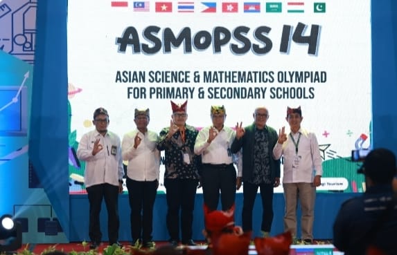 Pembukaan olimpiade matematika dan sains tingkat Asia, Asian Science & Mathematics Olympiad For Primary & Secondary Schools (ASMOPSS) ke-14 di Hotel El Royal Banyuwangi, Selasa (12/11/2024).(istimewa)