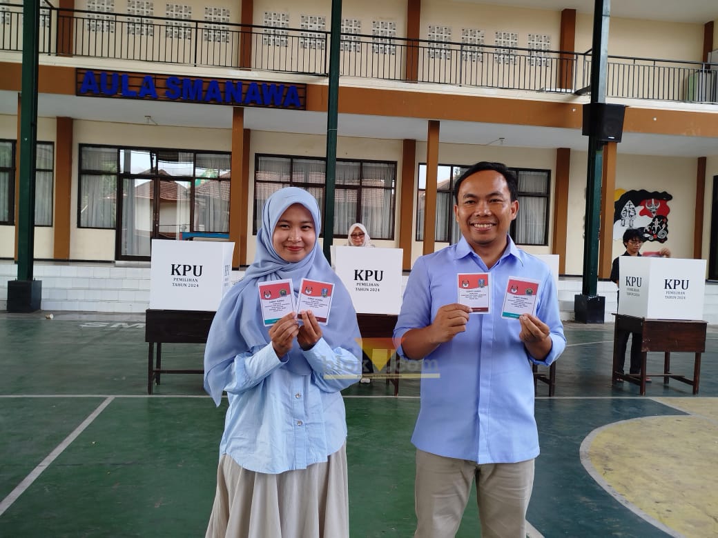 Cawawali Nomor Urut 1, Ali Muthohirin bersama Sang Istri, Saila El Azkiya saat menunjukkan surat suara setelah menggunakan hak suaranya (blok-a.com / Yogga Ardiawan)
